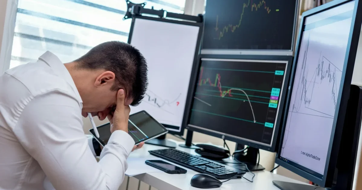 Techniques pour gérer le stress dans le trading : trader calme et concentré devant ses écrans pratiquant la pleine conscience