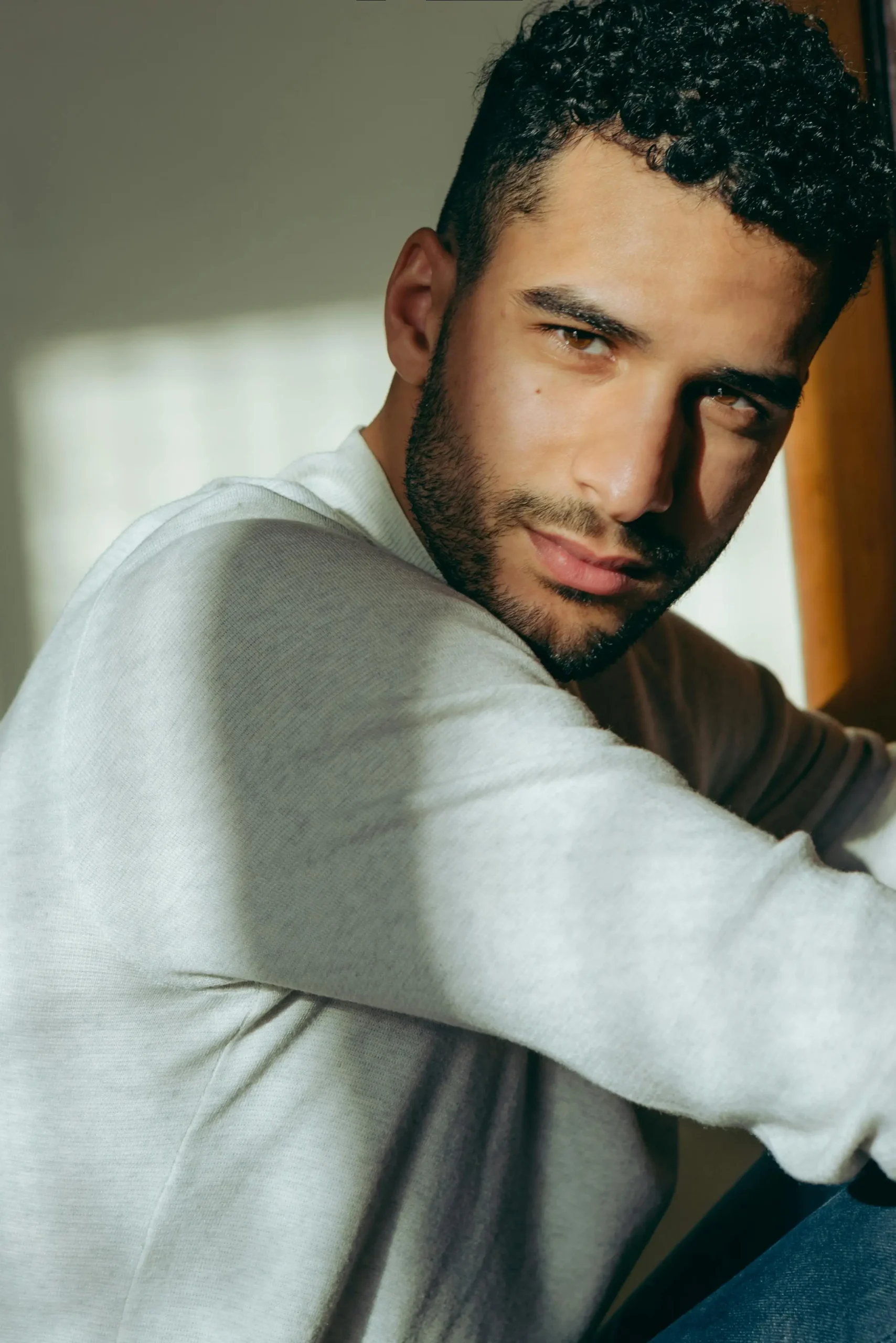 Photo de Youssef M témoignant de l’efficacité des outils Athrar pour gérer ses portefeuilles et suivre les tendances du marché