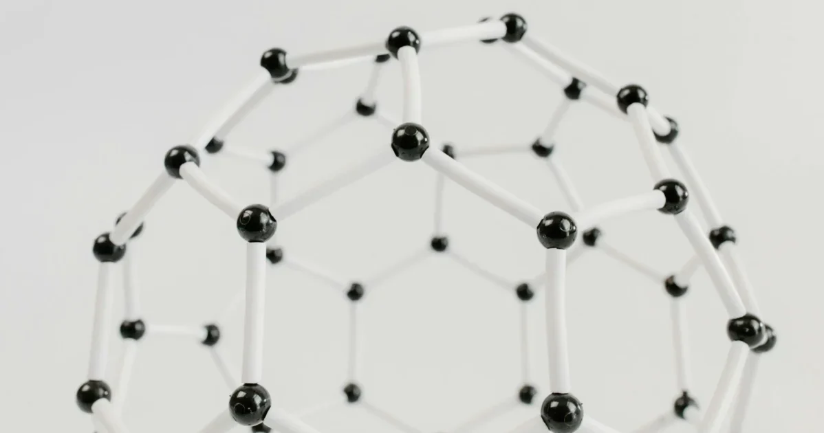 Illustration de la nanotechnologie en physique montrant des nanomatériaux, transistors et phénomènes quantiques à l’échelle nanométrique