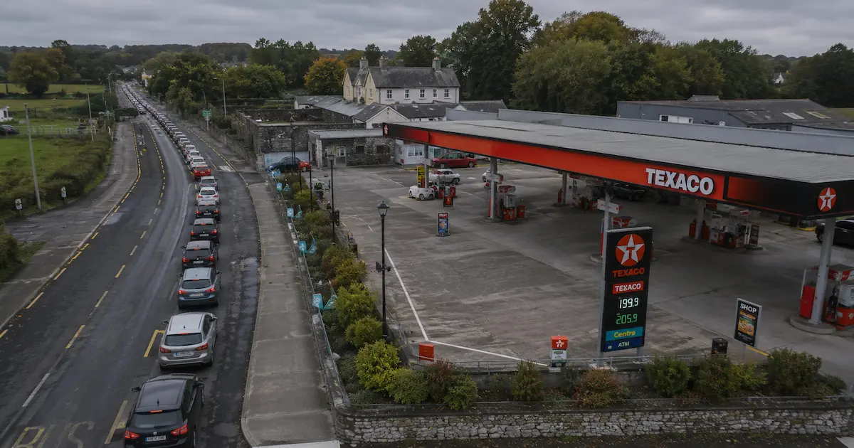 Pénurie carburant mondiale 2026 – station-service irlandaise à sec, files d'attente et prix flambant à la pompe